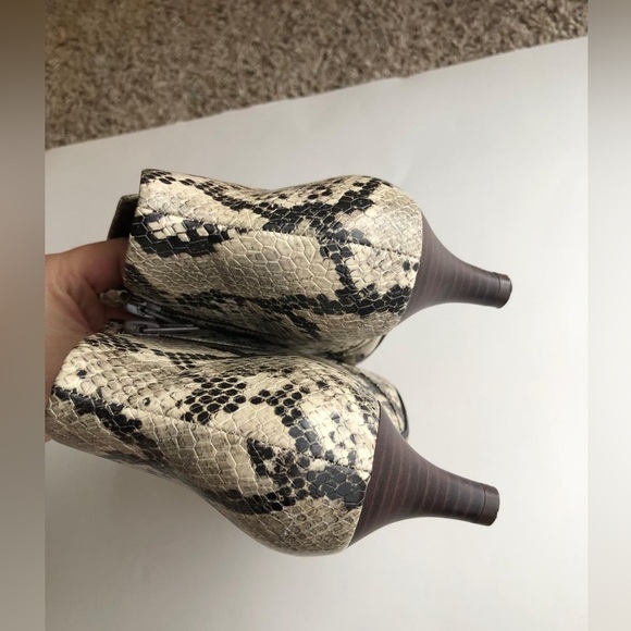 Clarks Women's Linvale Sea Ankle Booties Taupe Snake Size 6.5 - Picture 5 of 8